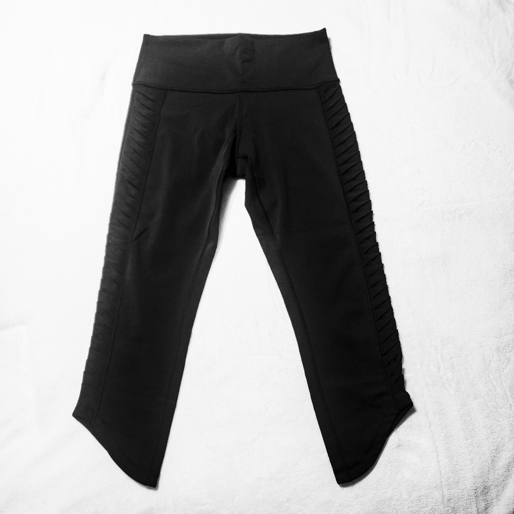 Lululemon Black Asymmetrical Crop Mesh Fabric Pleated Side Panels Size 8